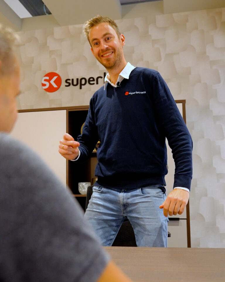 Een Superkeukens-collega tijdens het werk